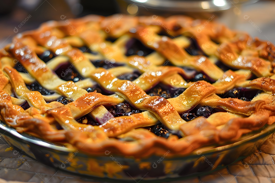 Deliciosa torta de mirtilo sobre mesa de madeira