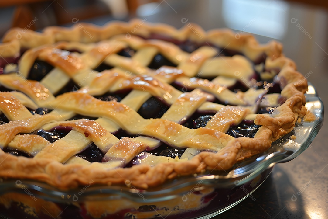 Deliciosa torta de mirtilo sobre mesa de madeira