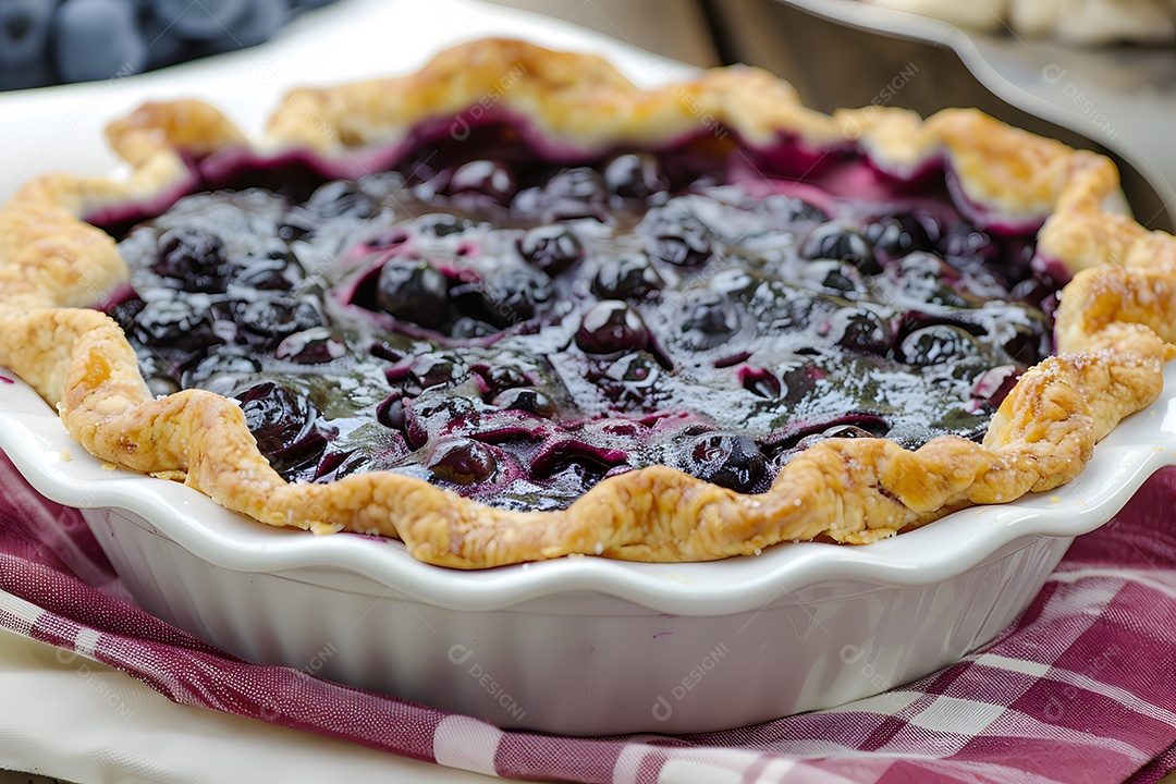 Deliciosa torta de mirtilo sobre mesa de madeira