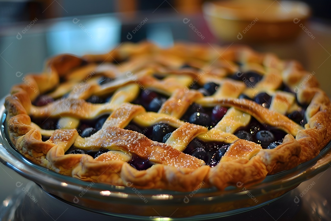 Deliciosa torta de mirtilo sobre mesa de madeira