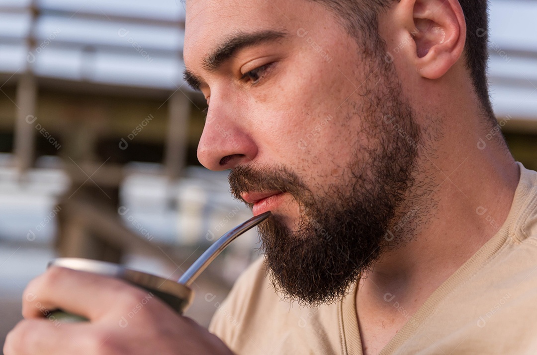 Homem de barba bonito tomando chimarrão