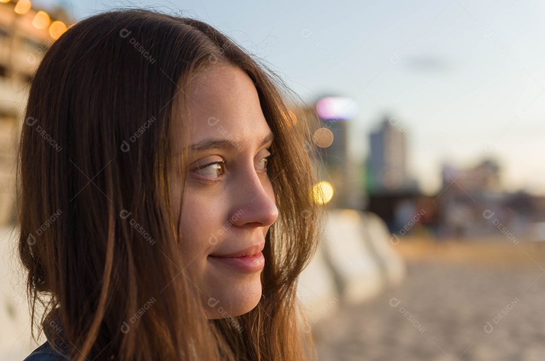 Uma bela mulher na beira da praia