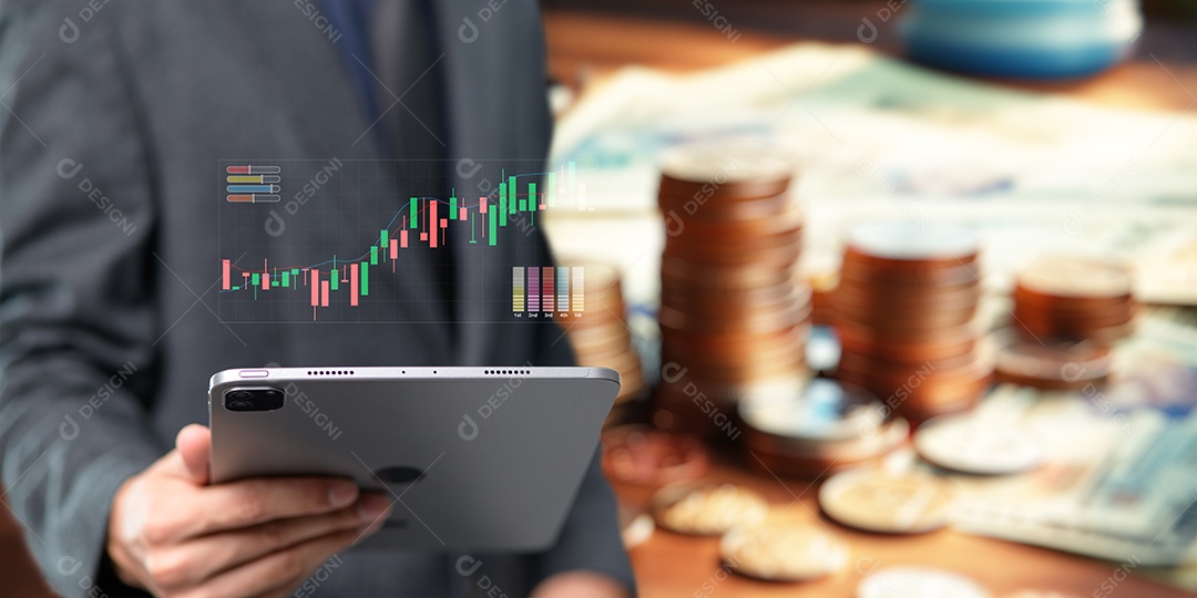 Homem jovem empresário mexendo em seu celular smartphone