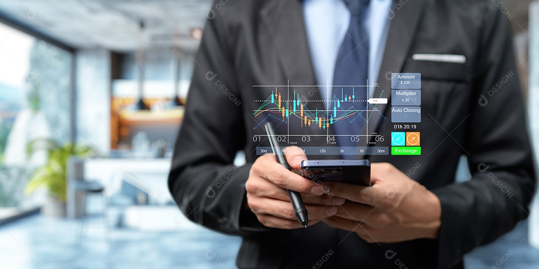 Homem jovem empresário mexendo em seu celular smartphone