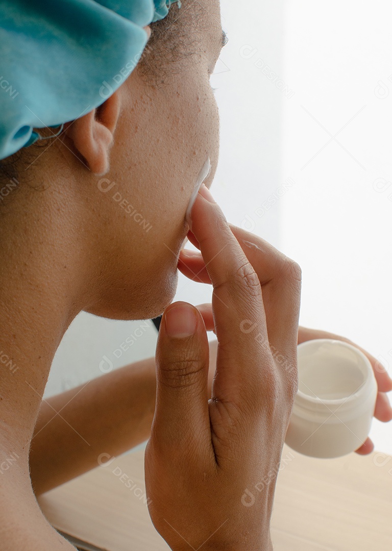 Mulher cuidando da sua pele