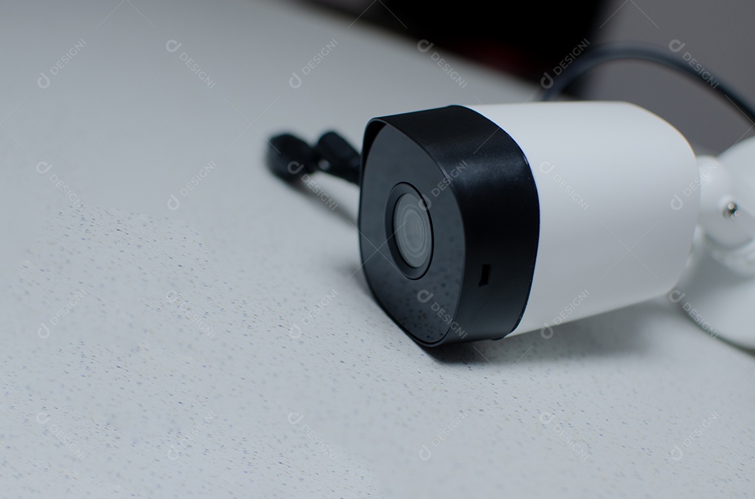 Detalhe de uma câmera de segurança suja e mal conservada