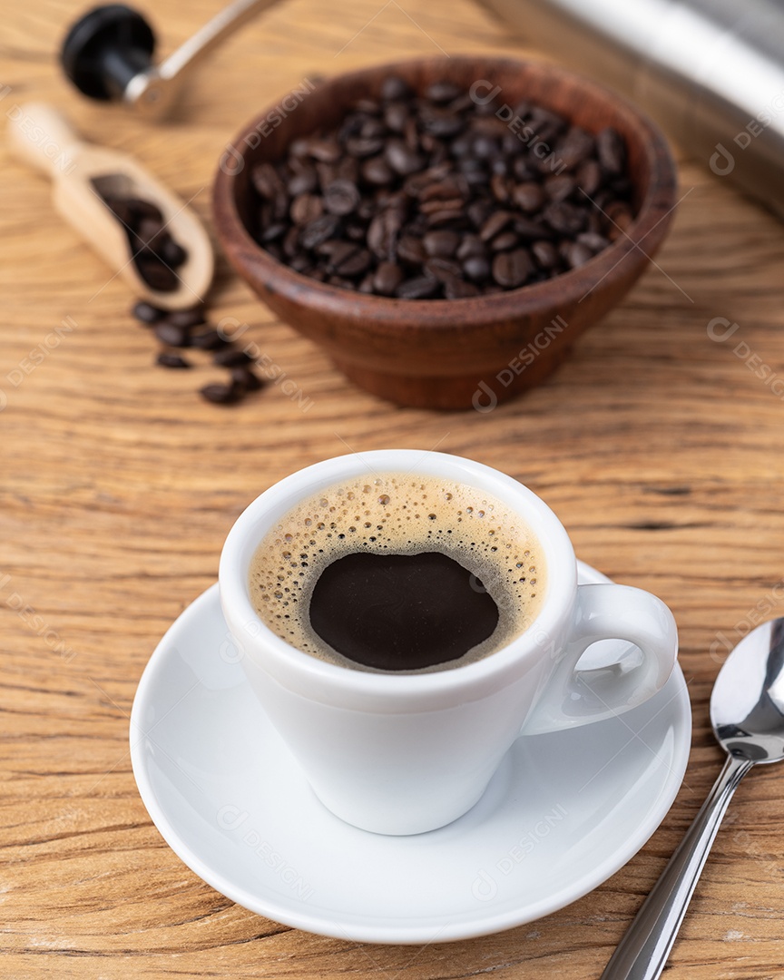 Xícara de café e tigela com grãos sobre mesa rustica