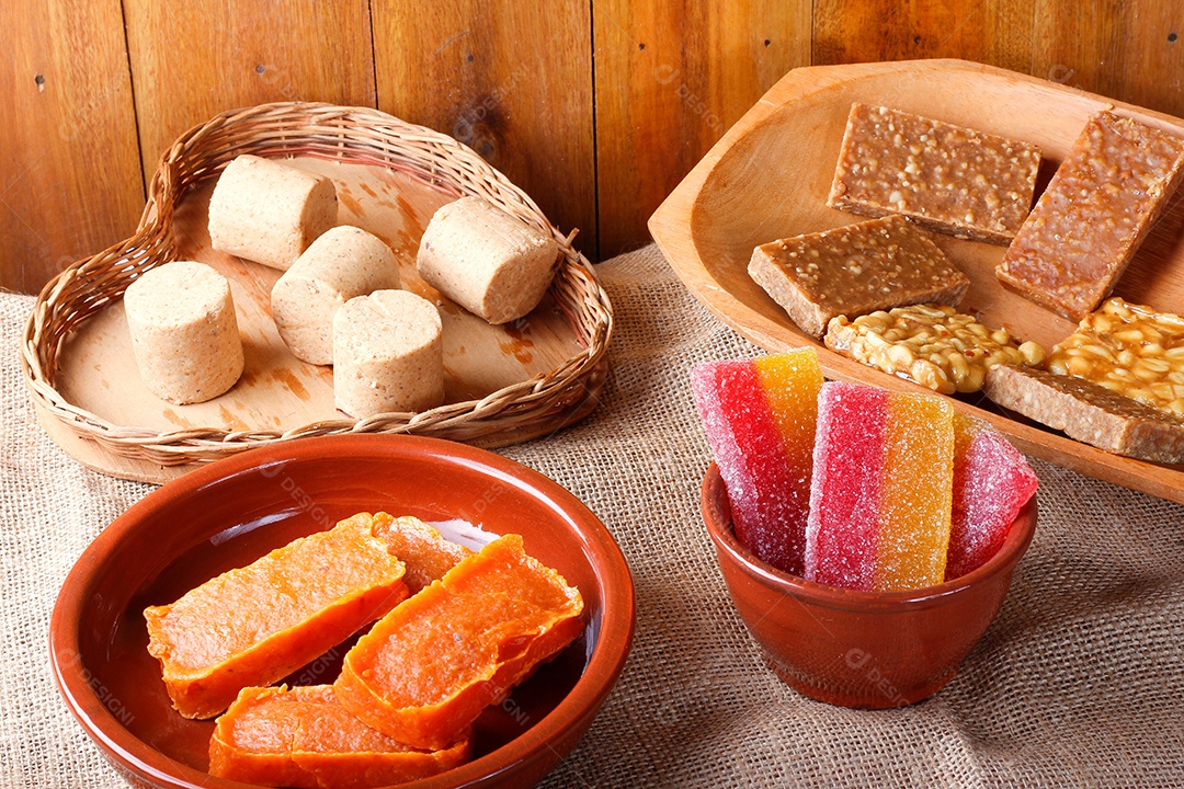 Mesa com doces brasileiros e tradicional