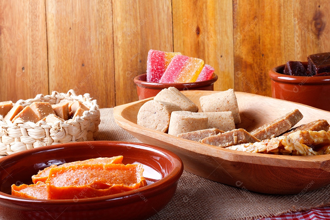 Mesa com doces brasileiros e tradicional