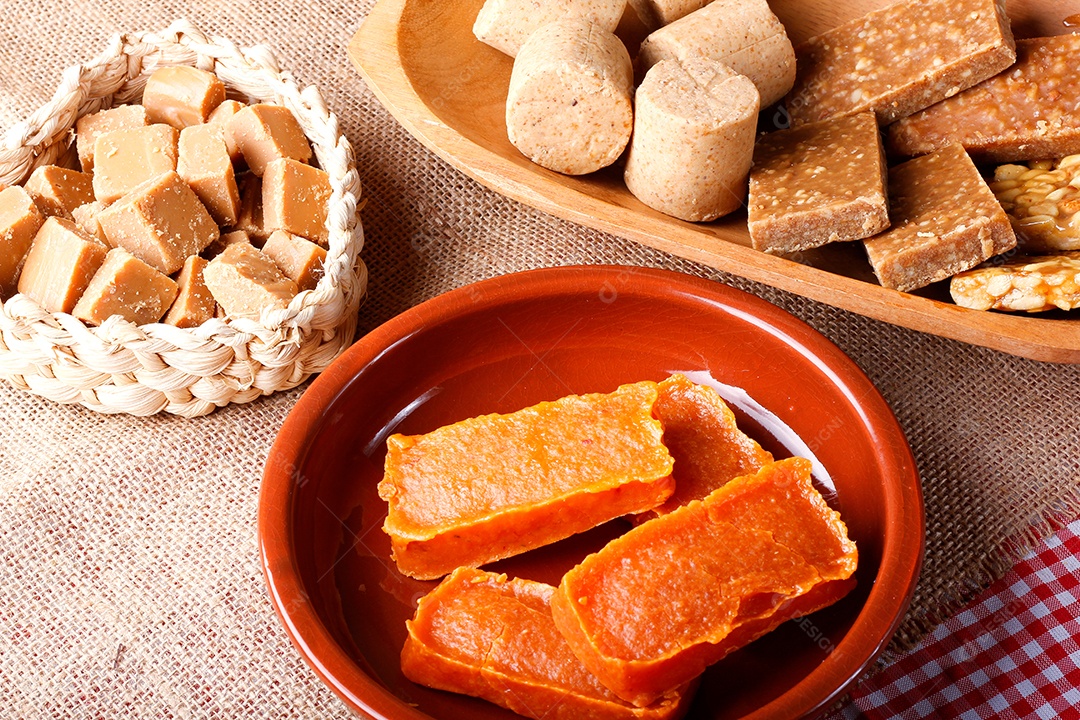 Mesa com doces brasileiros e tradicional