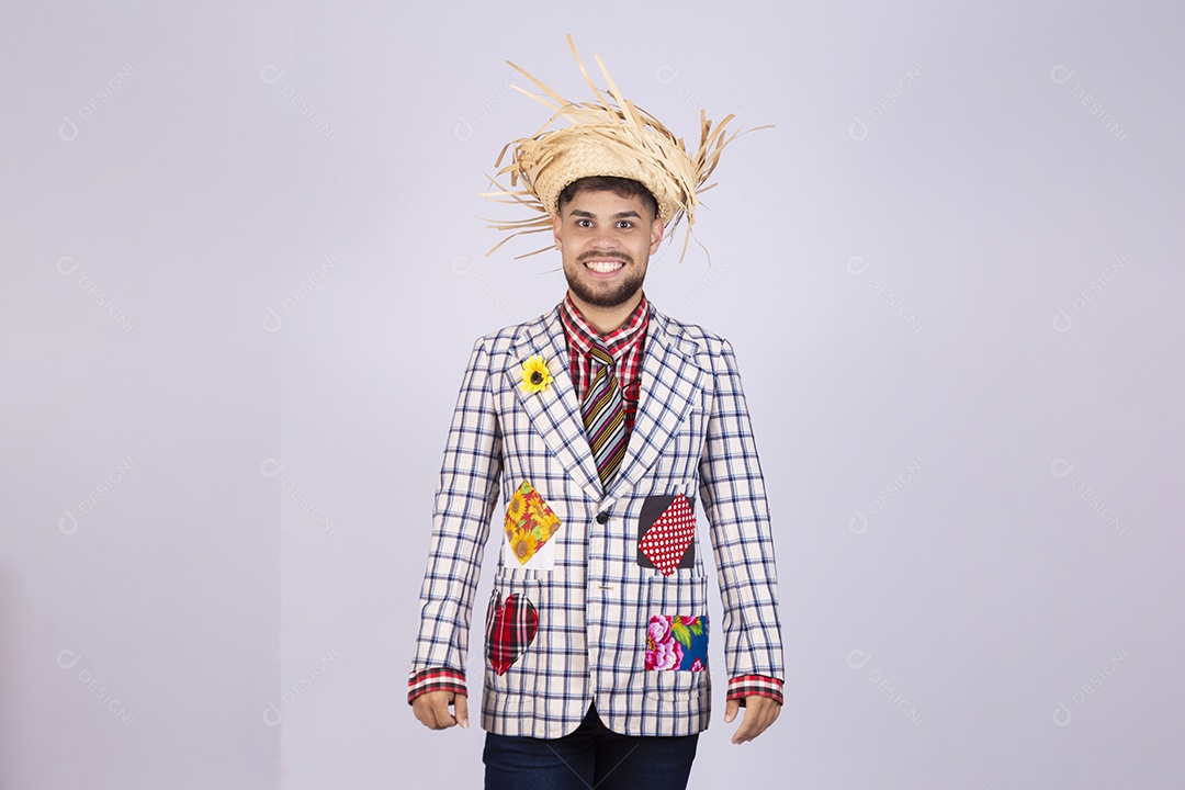 Homem jovem usando roupas típicas de festa junina sobre fundo isolado