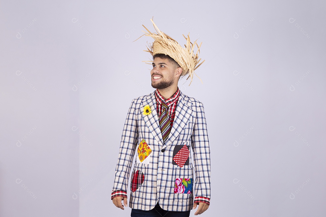 Homem jovem usando roupas típicas de festa junina sobre fundo isolado