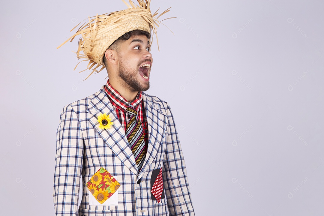 Homem jovem usando roupas típicas de festa junina sobre fundo isolado
