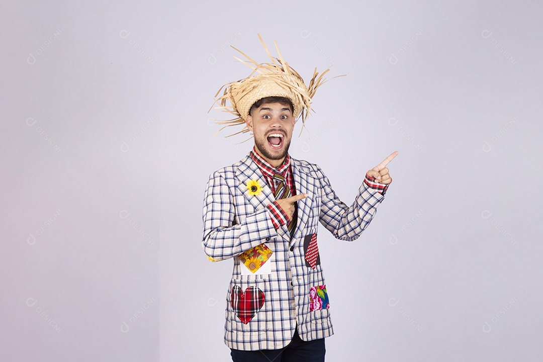 Homem jovem usando roupas típicas de festa junina sobre fundo isolado