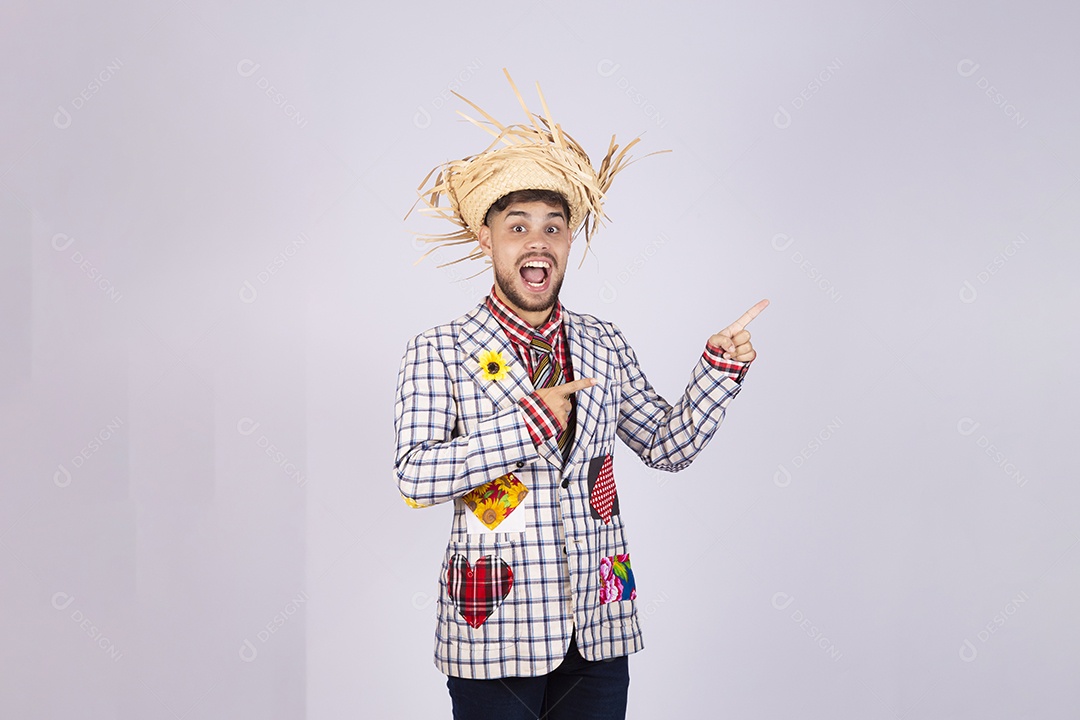 Homem jovem usando roupas típicas de festa junina sobre fundo isolado