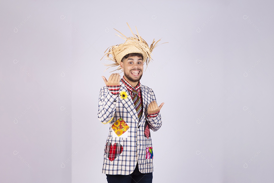 Homem jovem usando roupas típicas de festa junina sobre fundo isolado