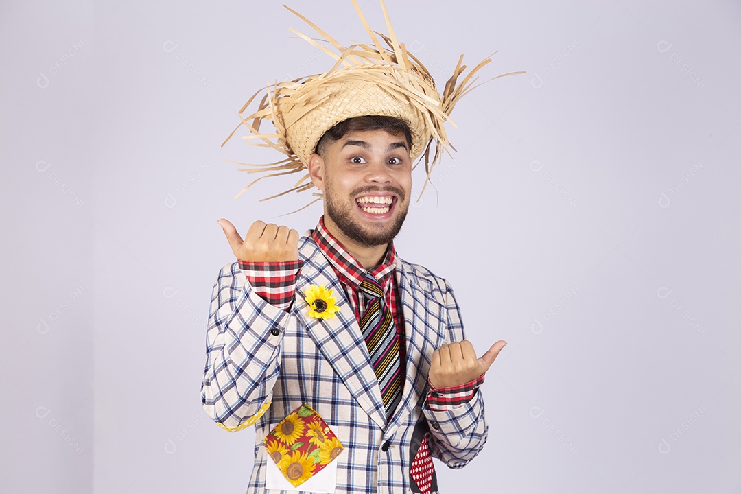 Homem jovem usando roupas típicas de festa junina sobre fundo isolado