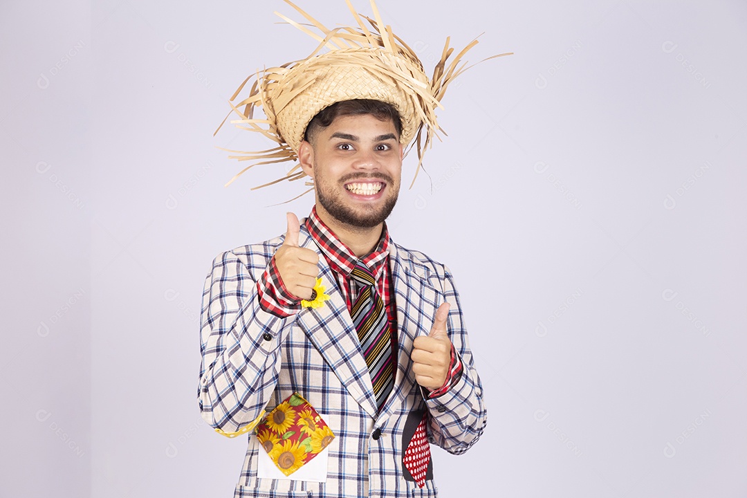 Homem jovem usando roupas típicas de festa junina sobre fundo isolado