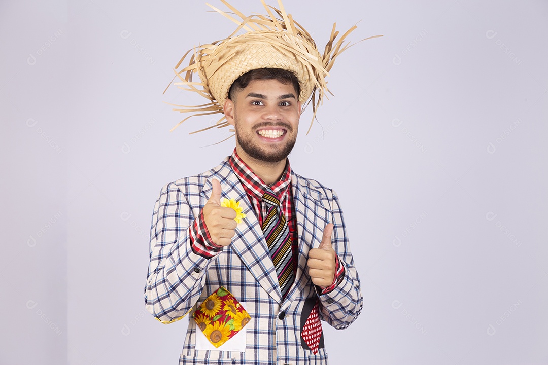 Homem jovem usando roupas típicas de festa junina sobre fundo isolado