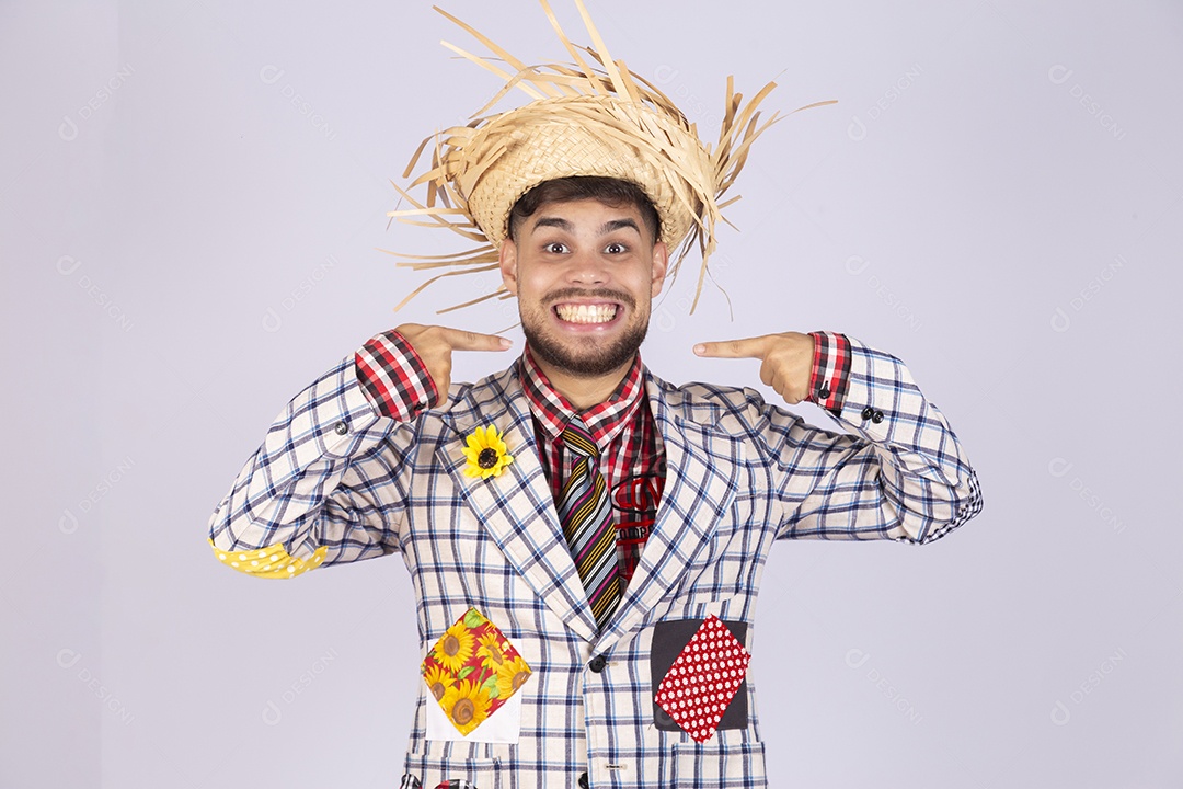 Homem jovem usando roupas típicas de festa junina sobre fundo isolado