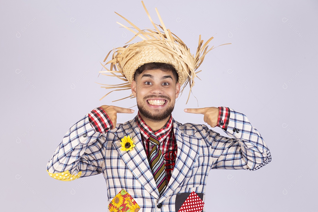Homem jovem usando roupas típicas de festa junina sobre fundo isolado
