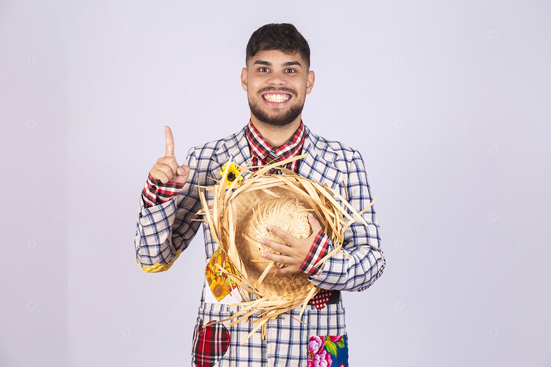 Homem jovem usando roupas típicas de festa junina sobre fundo isolado