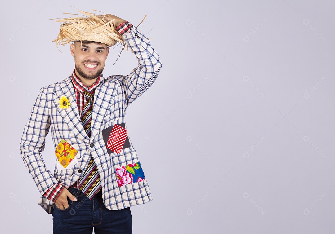 Homem jovem usando roupas típicas de festa junina sobre fundo isolado