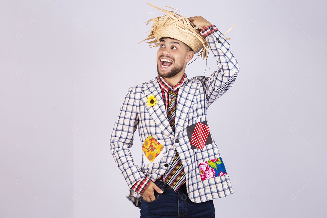 Homem jovem usando roupas típicas de festa junina sobre fundo isolado