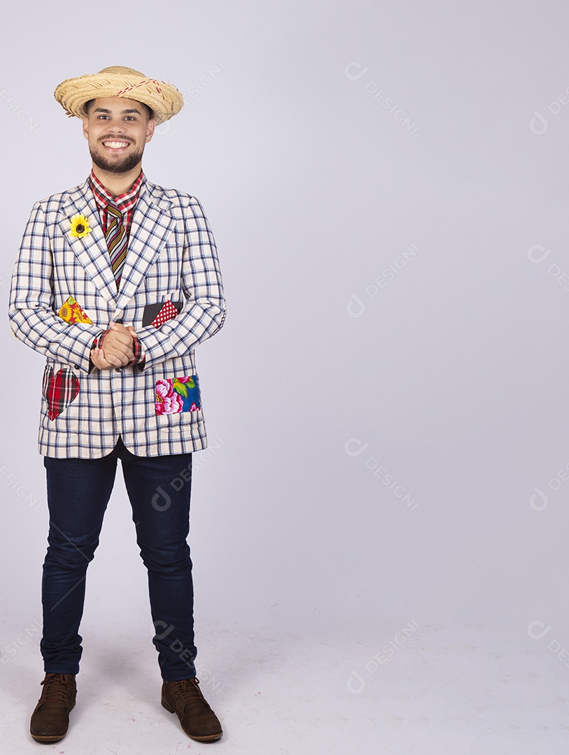 Homem jovem usando roupas típicas de festa junina sobre fundo isolado