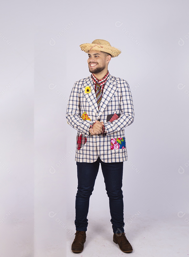 Homem jovem usando roupas típicas de festa junina sobre fundo isolado