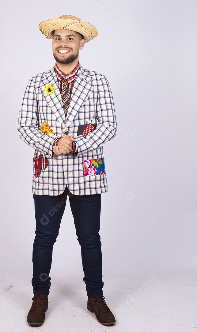 Homem jovem usando roupas típicas de festa junina sobre fundo isolado
