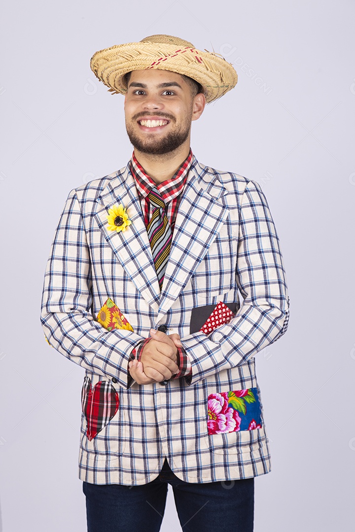 Homem jovem usando roupas típicas de festa junina sobre fundo isolado