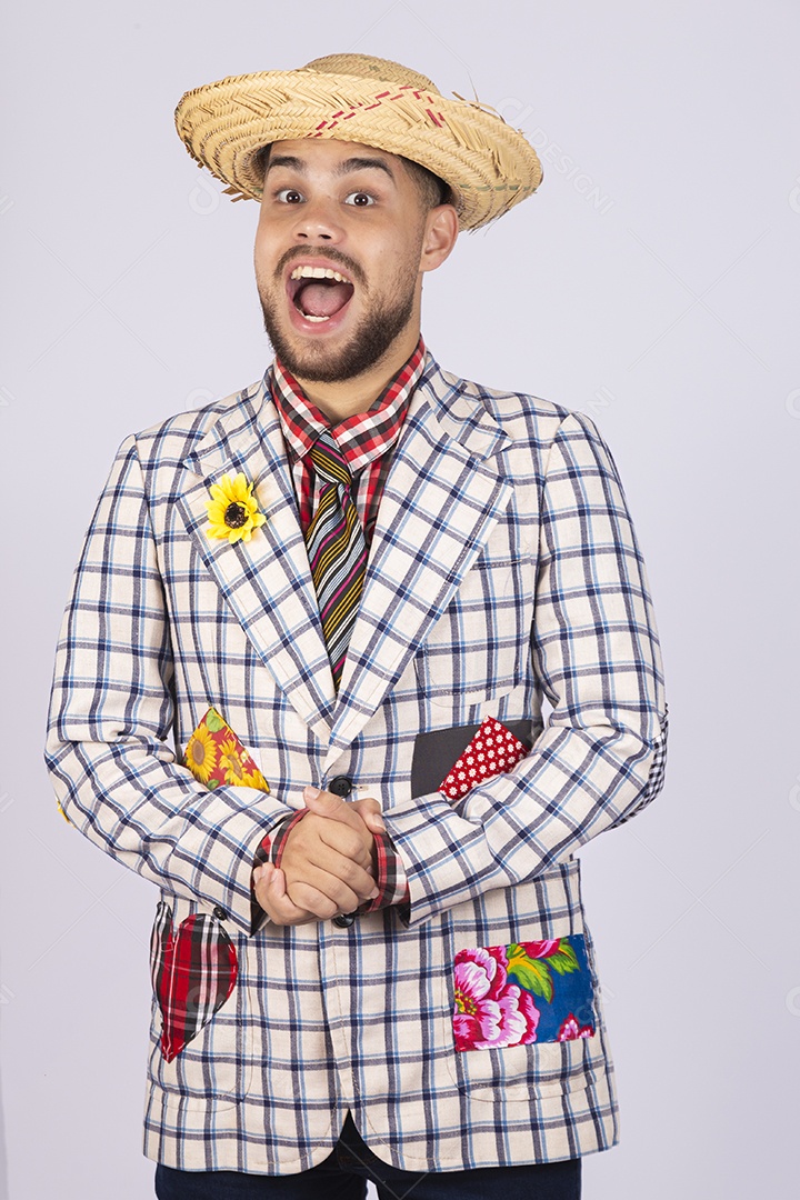 Homem jovem usando roupas típicas de festa junina sobre fundo isolado