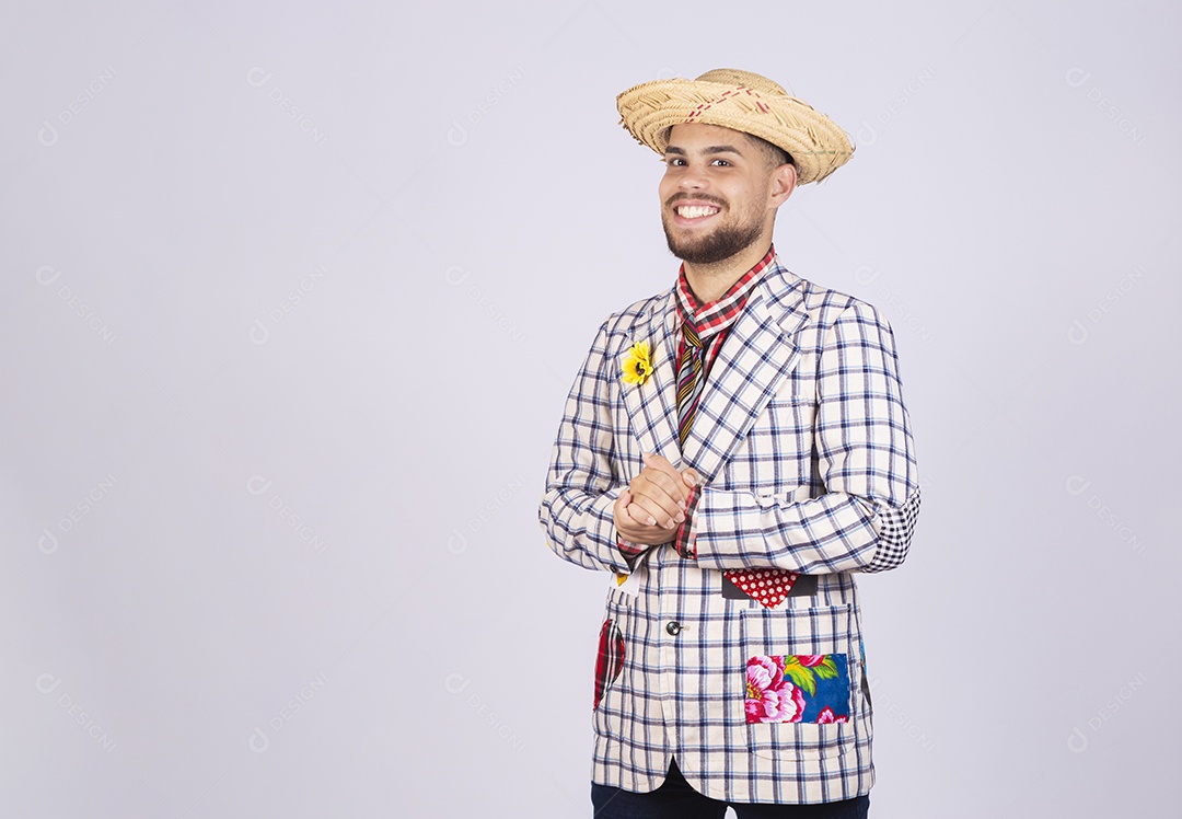 Homem jovem usando roupas típicas de festa junina sobre fundo isolado