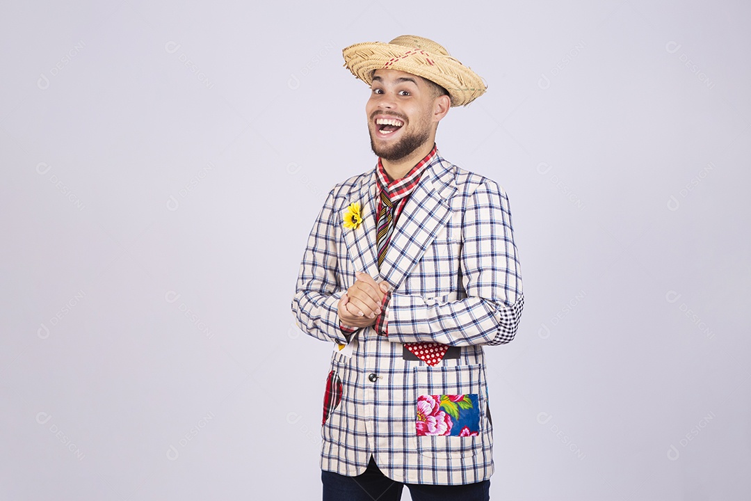 Homem jovem usando roupas típicas de festa junina sobre fundo isolado