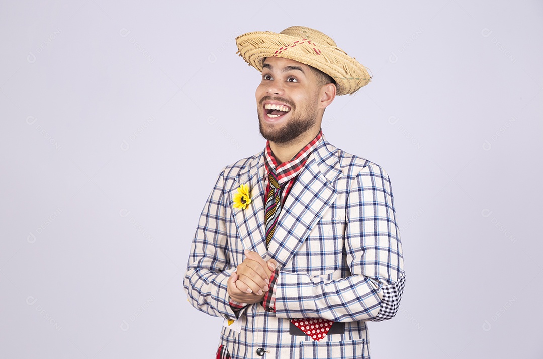 Homem jovem usando roupas típicas de festa junina sobre fundo isolado