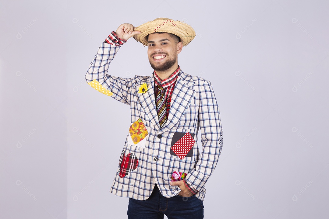 Homem jovem usando roupas típicas de festa junina sobre fundo isolado