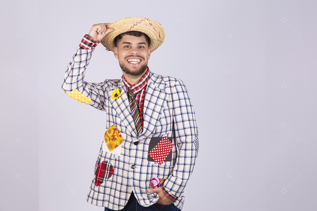 Homem jovem usando roupas típicas de festa junina sobre fundo isolado