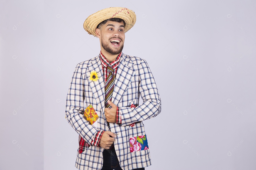 Homem jovem usando roupas típicas de festa junina sobre fundo isolado