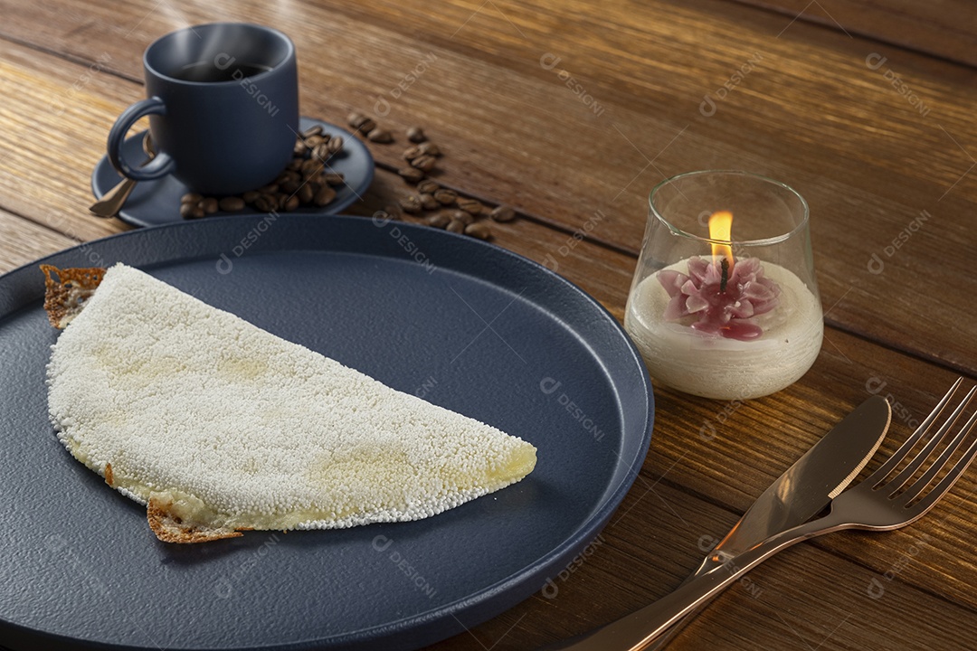Tapioca de queijo e com café ao lado