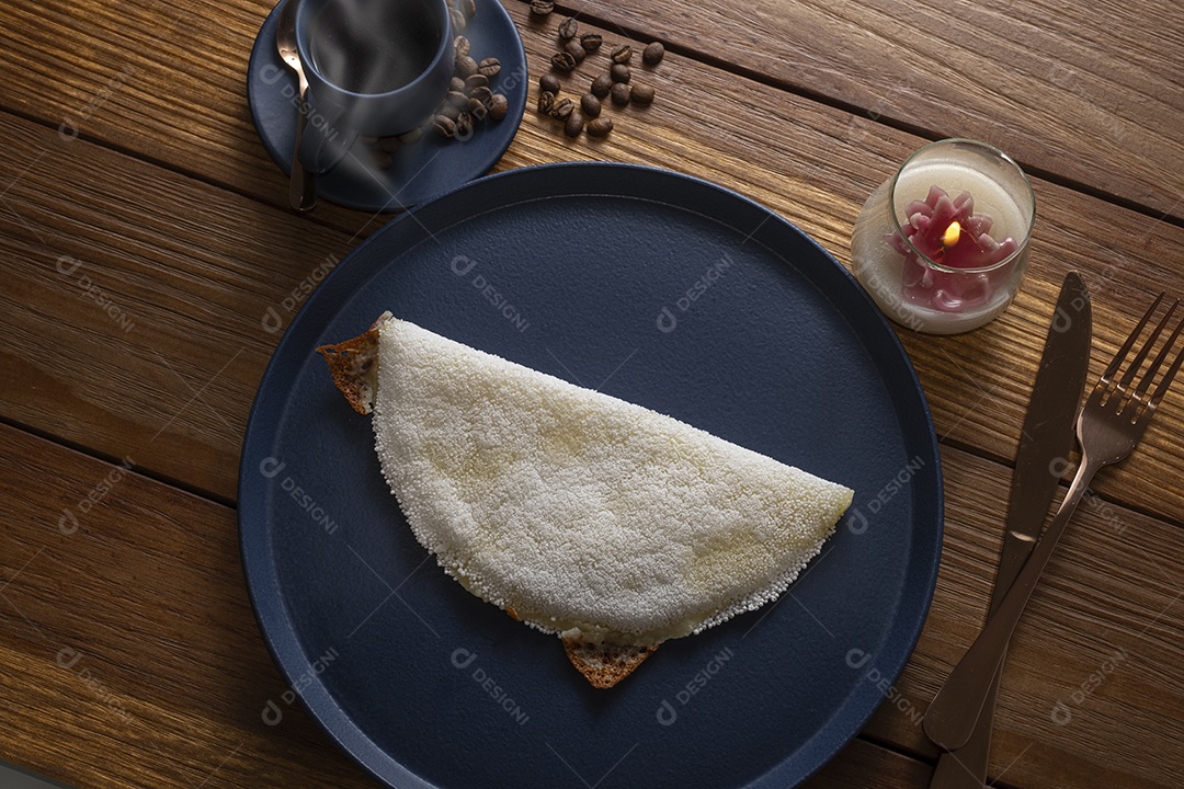 Tapioca com mussarela e café ao lado