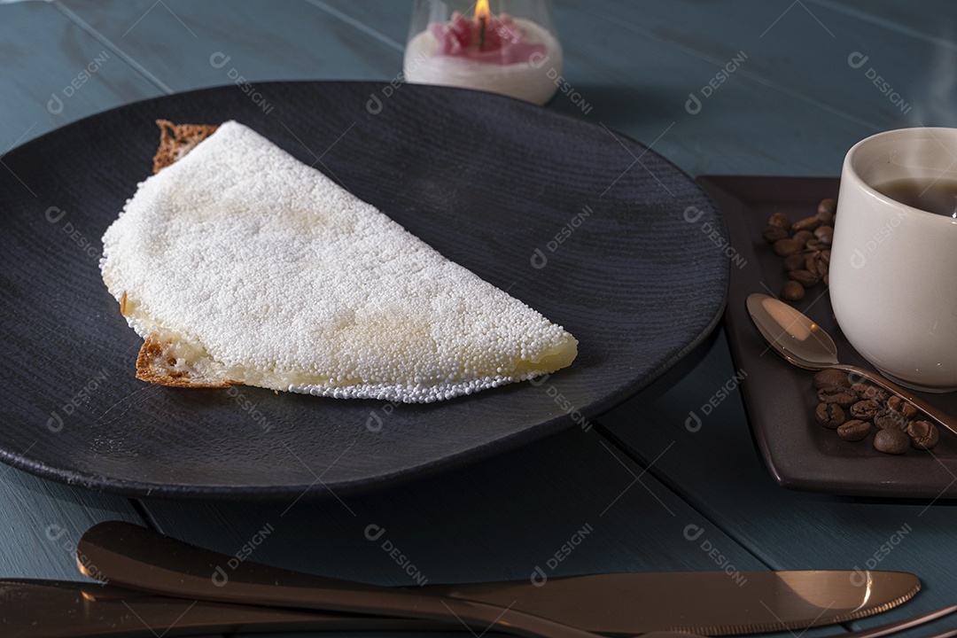 Tapioca com queijo e com xícara cafe do lado