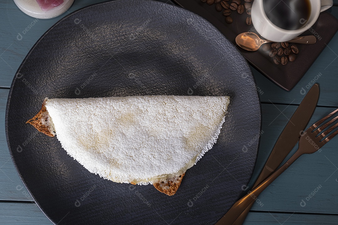 Tapioca de queijo com cafe