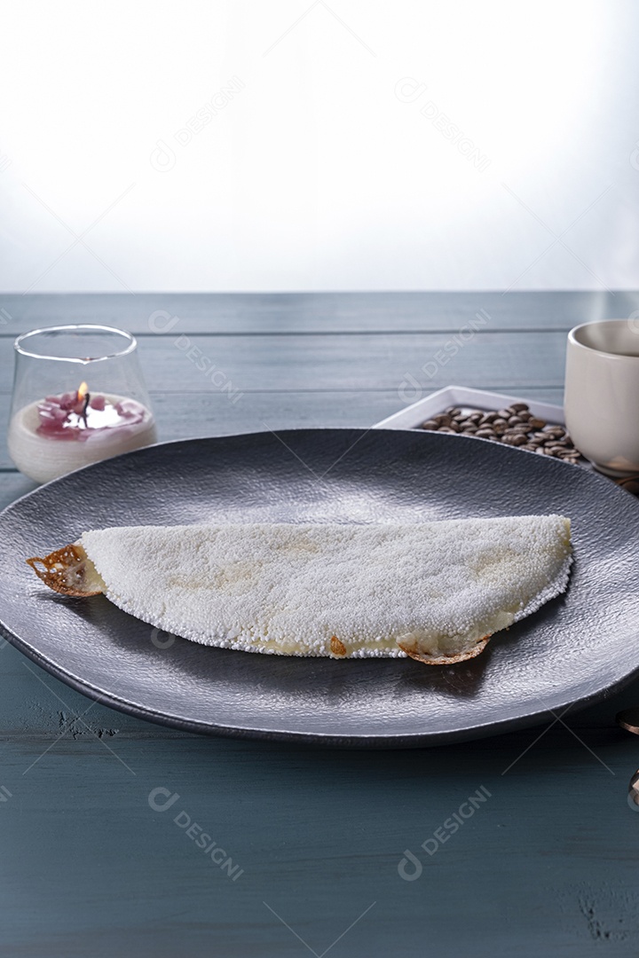 Tapioca recheado com queijo e cafe ao lado