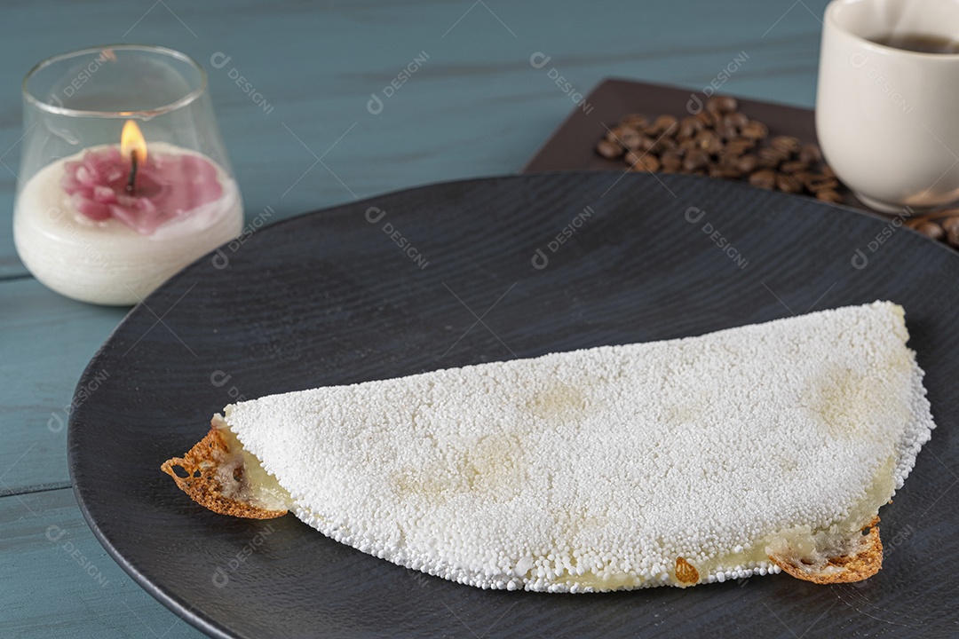 Tapioca com mussarela derretida com xícara de café ao lado