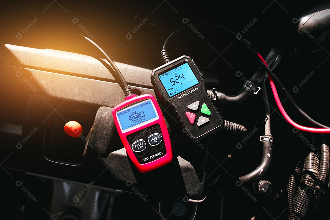 Testador de bateria e scanner OBD2 no compartimento do motor