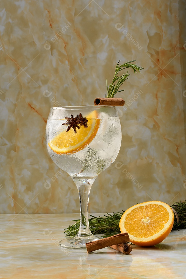 Cocktail de gim e tônica com laranja alecrim canela e anis estrelado