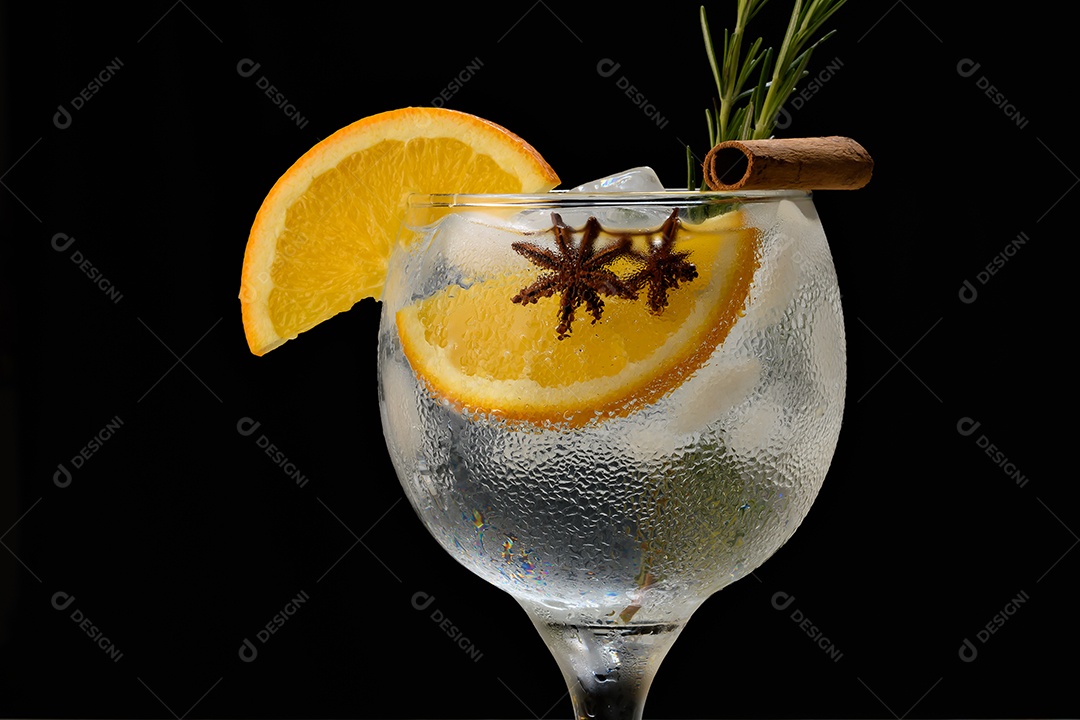 Gim tônica com laranja na taça