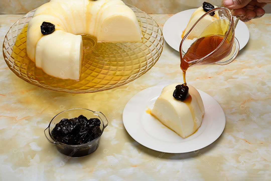 Manjar branco com calda de ameixa e canela