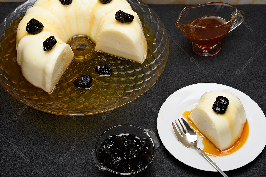 Manjar branco com calda de ameixa e canela